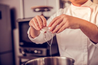 Eller iki yumurta kabuğu adet yakın çekim