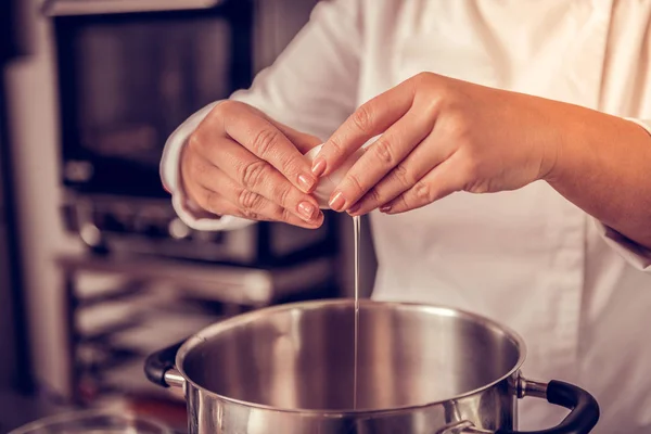 Close up of an egg in female hands — Stock Photo, Image