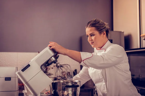 Mutfak makine kullanarak profesyonel kadın pasta şefi — Stok fotoğraf