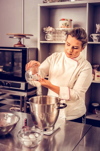 鍋に砂糖を追加する素敵な感じのいい女性 — ストック写真