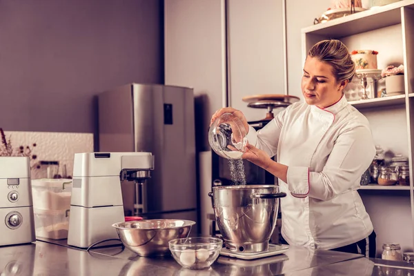 Geschoolde ervaren patissier worden op het werk — Stockfoto