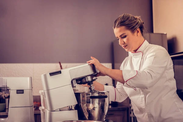 Mutfak makine duran profesyonel pasta şefi — Stok fotoğraf
