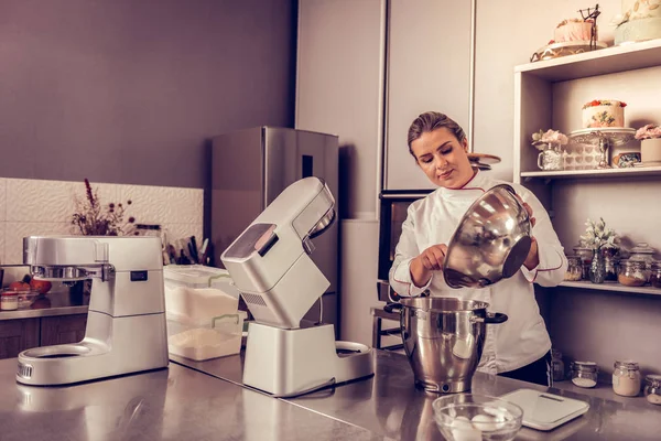 Mulher hábil agradável preparar um bolo de chocolate — Fotografia de Stock