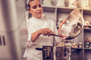 Eller bir kapta, yakın çekim