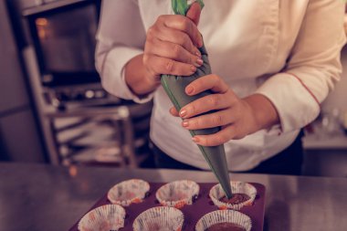 Kadın elinde bir pasta çanta yakın çekim