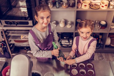 Mutlu neşeli şirin kız üstten görünüm