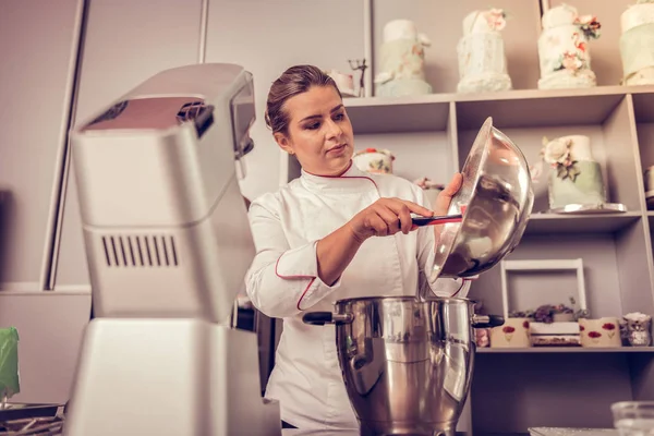 Profesjonalny kucharz kobieta stoi w kuchni — Zdjęcie stockowe