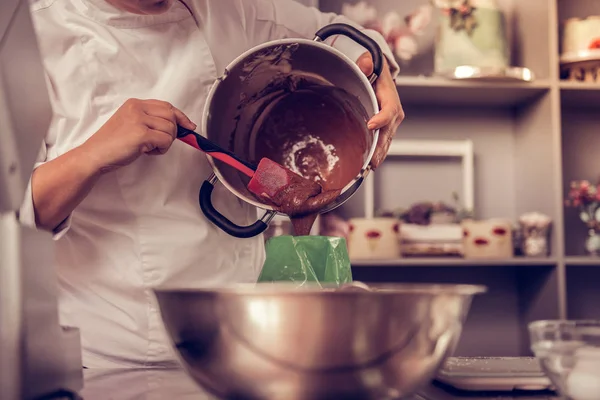 Szép szakmai cook, amivel a tészta tészta zsákba — Stock Fotó