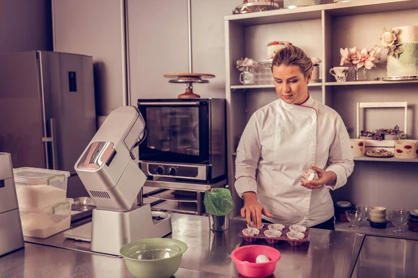 Profissional cozinheiro feminino de pé em sua cozinha — Fotografia de Stock