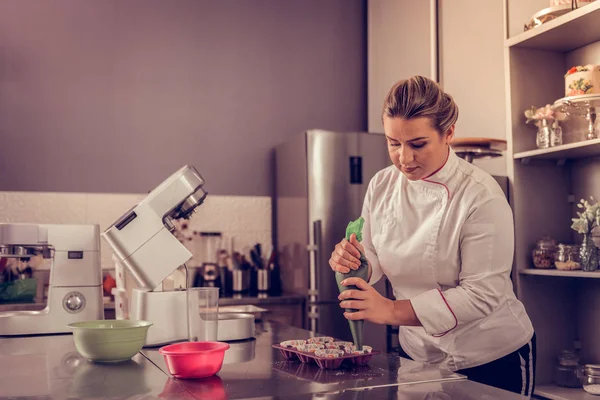 料理ショーに参加している快適な若い女性 — ストック写真