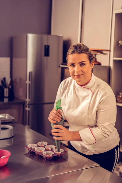 Chef pastelero agradable positivo mirándote —  Fotos de Stock