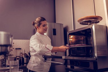 Tepsi kekleri ile fırın içine koyarak memnun olumlu Şef