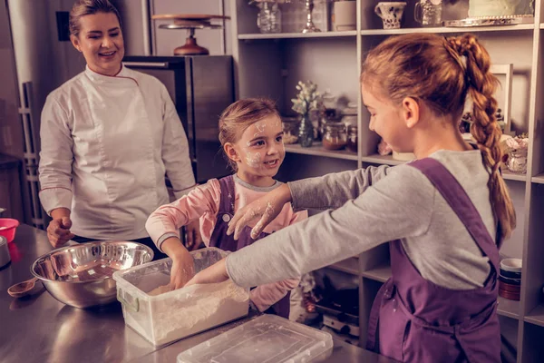 彼女の妹を見て肯定的な素敵な女の子 — ストック写真