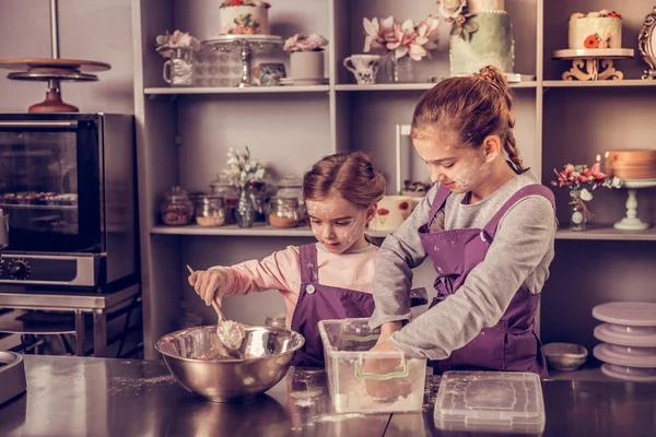 Chicas bonitas positivas estudiando en la academia de cocina —  Fotos de Stock