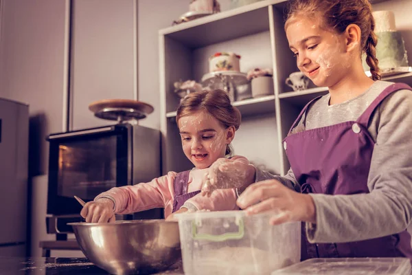 Délicieuses filles positives qui s'intéressent à la cuisine — Photo