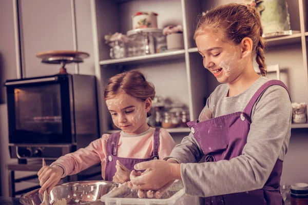 Les jeunes filles positives cuisinent ensemble dans la cuisine — Photo