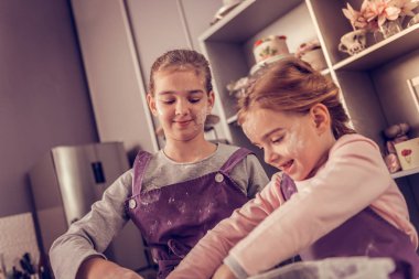 Neşeli mutlu kızlar yemek programı katılan