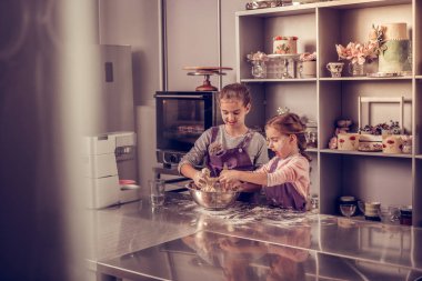 Yeni bir tarif oluşturma hoş yetenekli kız