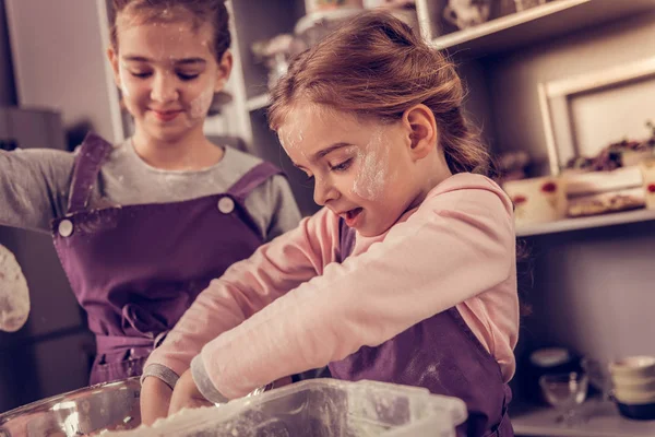 Agréable fille mignonne apprendre à faire la pâte — Photo