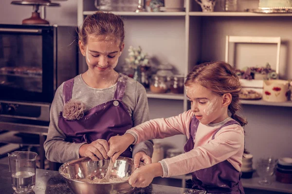 Nettes nettes Mädchen rührt den Teig beim Kochen — Stockfoto