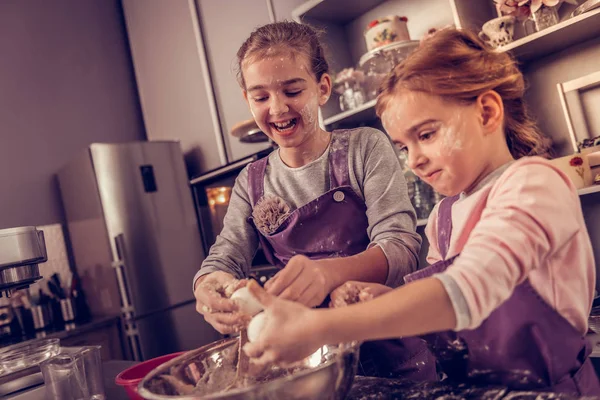 Fröhliche nette Mädchen, die in der Kochakademie lernen — Stockfoto