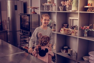 Onun ablası sarılma güzel şirin kız