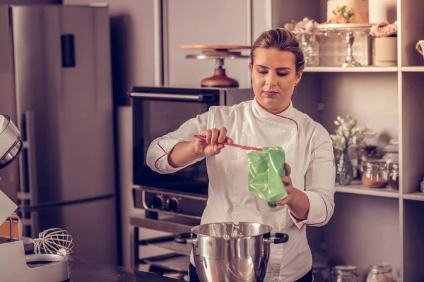 Mooie geschoolde vrouw met behulp van een professionele spatel — Stockfoto