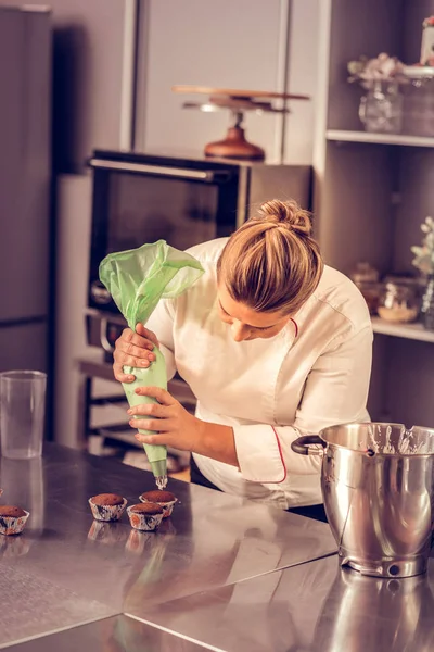 Chef de pastelería experto serio usando una bolsa de tuberías —  Fotos de Stock