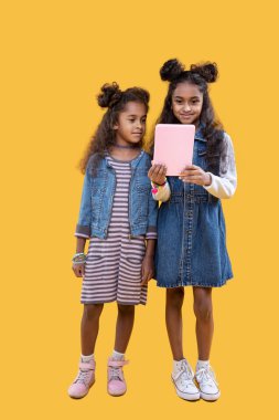 Modern teknolojiyi kullanarak sevimli genç ve güzel kız