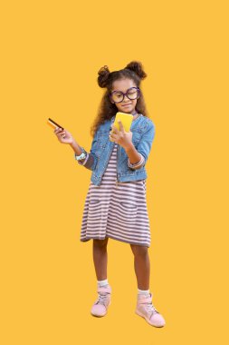 Onun taşınabilir aygıt kullanarak sevimli güzel kız