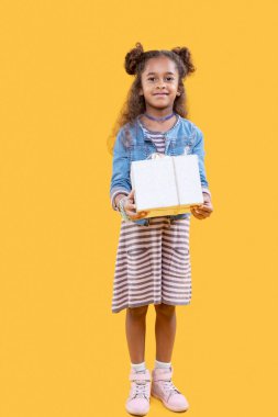 Sevimli neşeli afro amerikan kız size gülümseyen