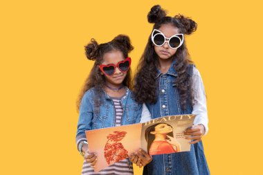 Bir moda dergisi tutan hoş güzel kızlar