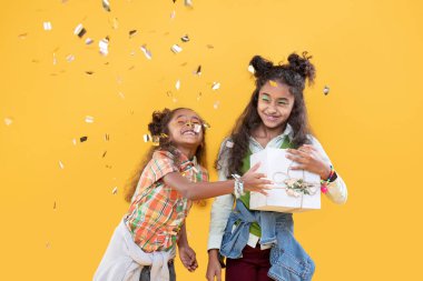 Bir Doğum günü kutluyor mutluluk Afro Amerikalı kızlar