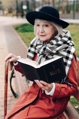 Gri saçlı kadın onun baston eğilerek konsantre