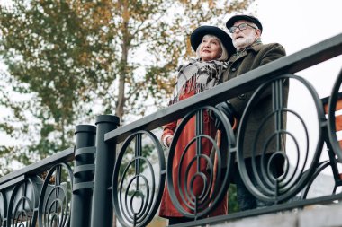 Memnun sakallı adam karısını ayakta