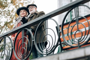 Tür olgun insan doğa üzerinde hoş sohbet