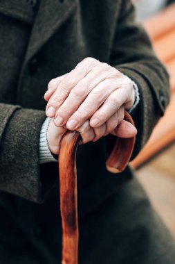 Erkek elinde tutan sopayı yakın çekim