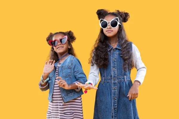 Niza feliz niñas usando gafas de sol muy elegantes — Foto de Stock