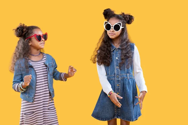 Positive afro american girls looking very trendy — Stock Photo, Image