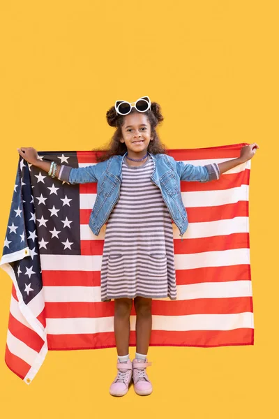 Encantada afro-americana menina sorrindo para você — Fotografia de Stock