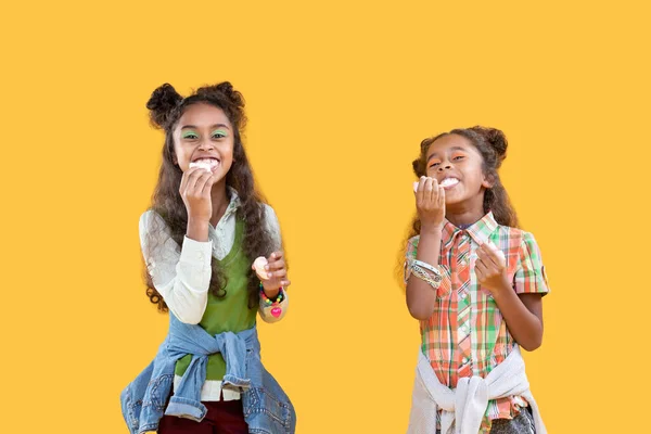 お菓子を食べることを楽しんで幸せなアフロ ・ アメリカの女の子 — ストック写真