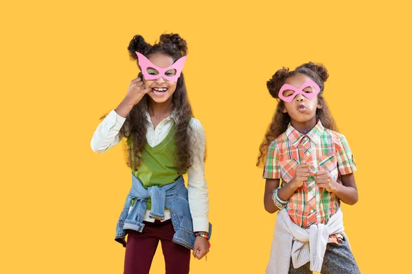 Piacevoli ragazze carine che si preparano alla festa — Foto Stock