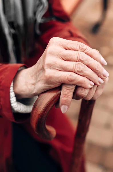 Fókuszált fénykép bottal, hogy női kéz — Stock Fotó