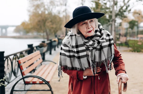 Emocionální zralá ženská osoba dotýká její žaludek — Stock fotografie