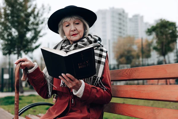 Elegante reife Frau liest Buch im Park — Stockfoto