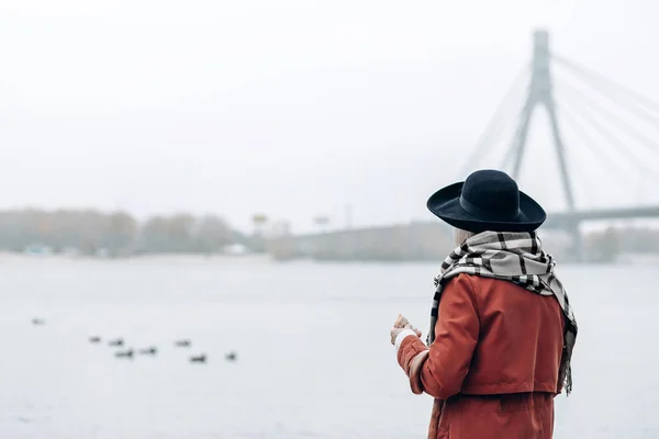 Pessoa feminina elegante olhando para a frente no rio — Fotografia de Stock
