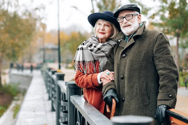 Romantiska par njuter av naturen i stadsparken — Stockfoto