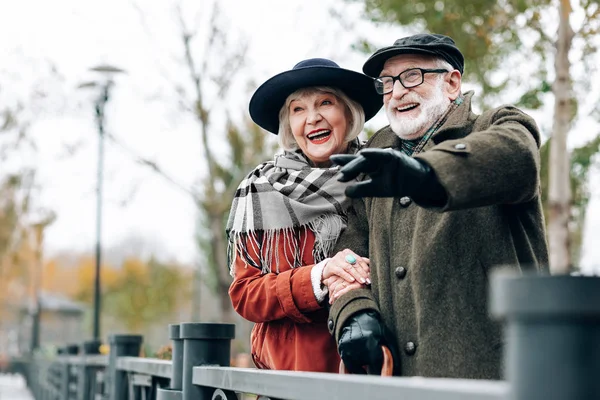 Пожилые люди наслаждаются природой вместе — стоковое фото