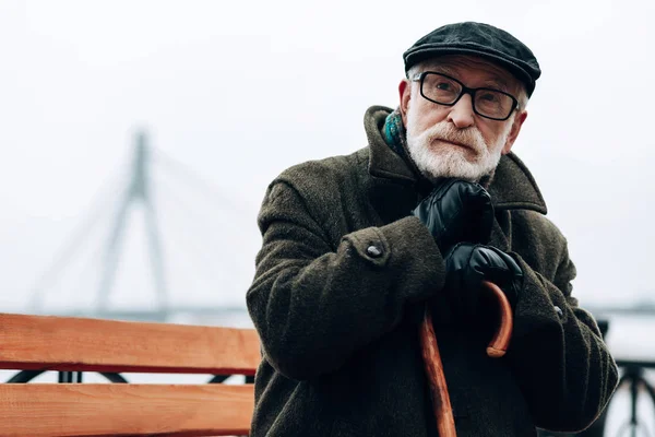 Blij volwassen man denken over zijn familie — Stockfoto