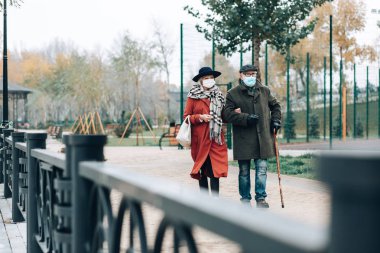 Çok mutlu olgun insanlar birlikte parkta yürüyüş